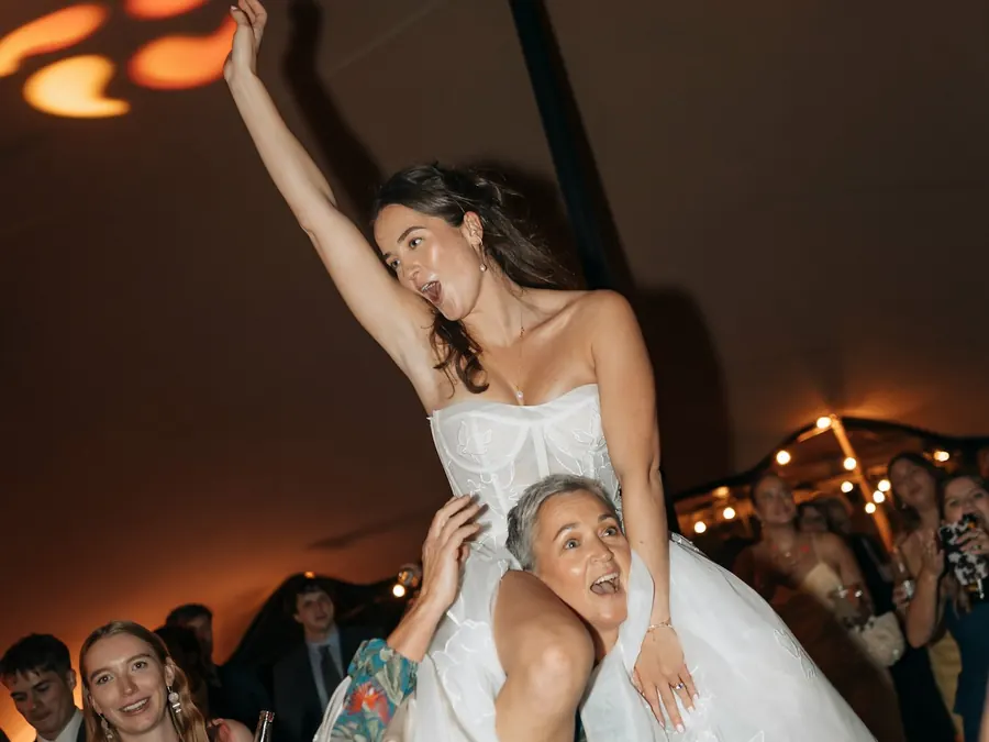 Noiva comemorando com os convidados na pista de dança